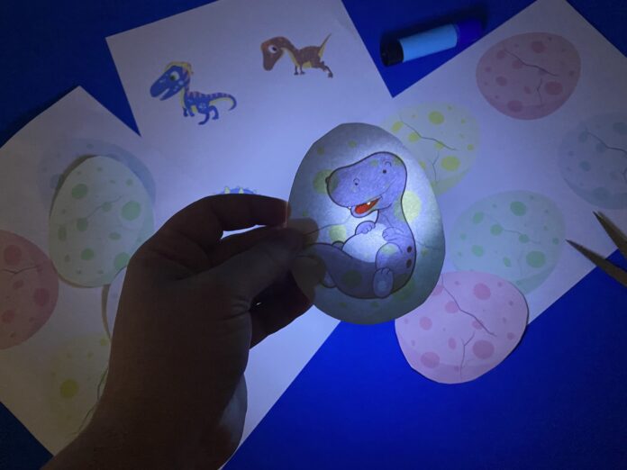 Zabawa z latarką: Co wykluje się z jaja dinozaura?