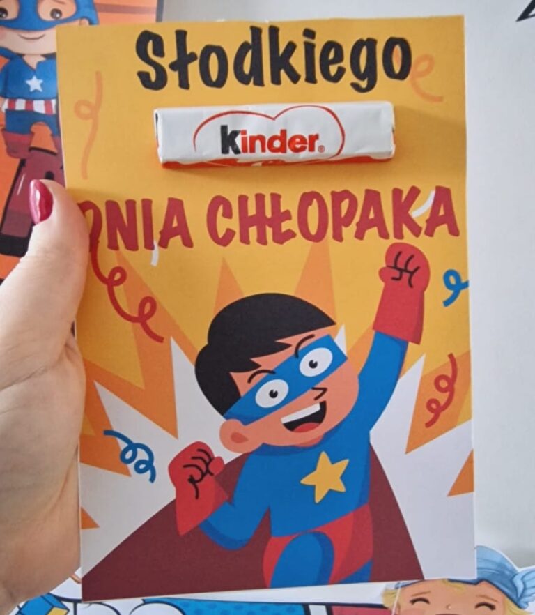 Kartka „Słodkiego Dnia Chłopaka” z przyklejonym batonikiem i ilustracją superbohatera