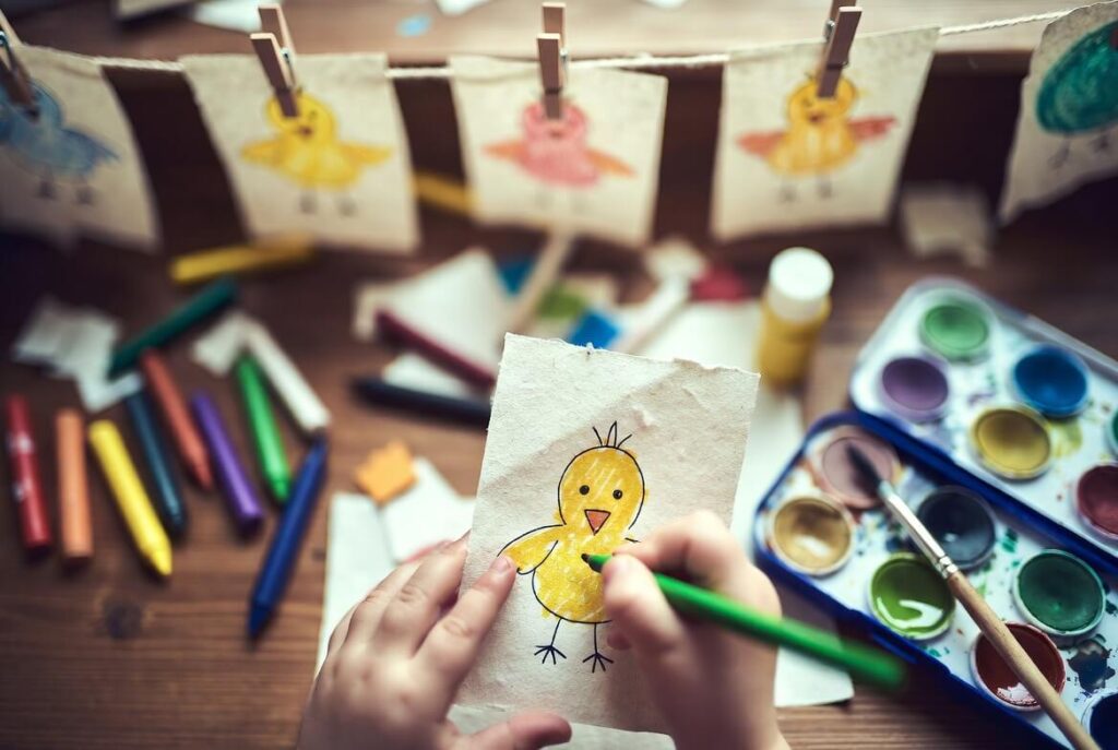 kolaż czterech różnych form życzeń — kartka pop-up, pisanka z tekstem, rebus, nagranie audio na telefonie